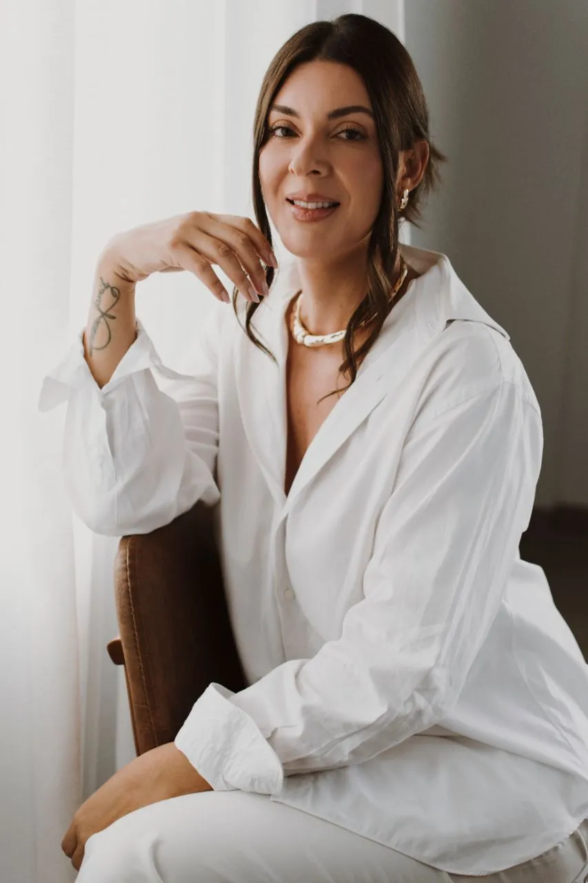 Dra. Adrieri Francischini sentada, de camisa branca